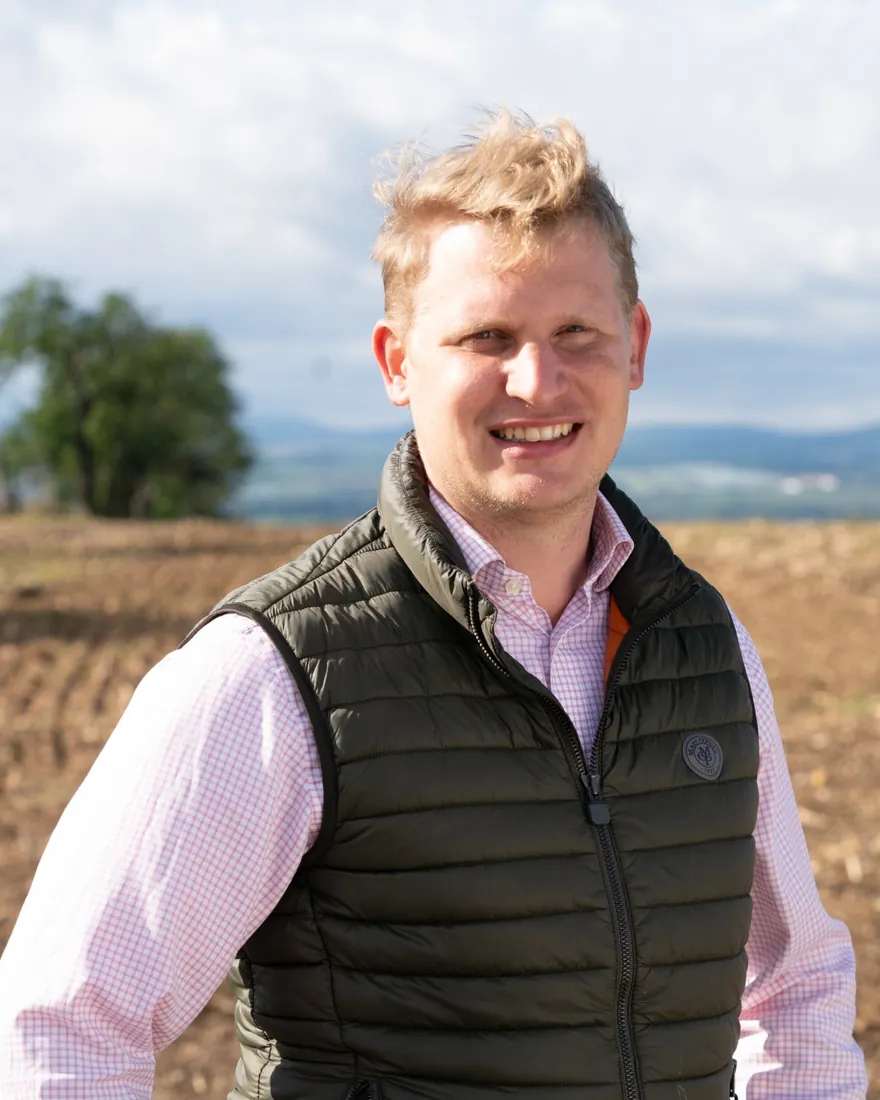 Mauritz von Grundherr auf einem Feld
